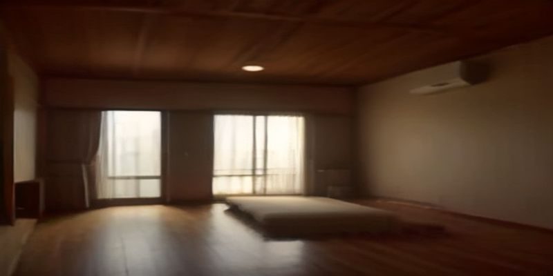 暖色调室内场景，手机屏幕显示警示弹窗，象征用户误入违规平台后遭遇恶意弹窗与个人信息泄露风险，焦糖色光线营造警示氛围